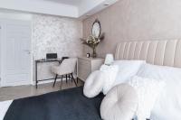 Gold Premium 2-bedroom Suite 100m from Central Station, modern&high standardにあるベッド