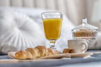 Gold Premium 2-bedroom Suite 100m from Central Station, modern&high standardで提供されている朝食