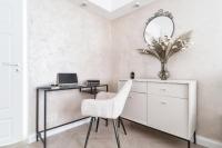 Gold Premium 2-bedroom Suite 100m from Central Station, modern&high standardにあるテレビまたはエンターテインメントセンター
