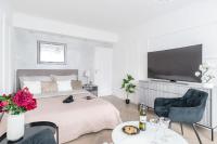Gold Premium 2-bedroom Suite 100m from Central Station, modern&high standardにあるテレビまたはエンターテインメントセンター
