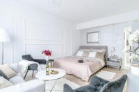 Gold Premium 2-bedroom Suite 100m from Central Station, modern&high standardにあるベッド