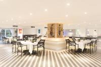 Un restaurante u otro lugar para comer en Grand Sahid Jaya