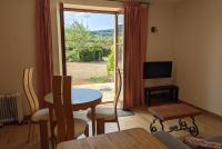 Telewizja i/lub zestaw kina domowego w obiekcie Small Gte For 2 With Pool In Peaceful Burgundy