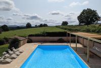 einen Pool mit Stühlen und Blick auf ein Feld in der Unterkunft Large Gte With Pool In Peaceful Burgundy in Sailly