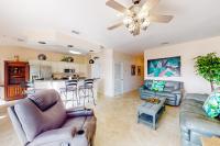 ein Wohnzimmer mit Sofas und eine Küche in der Unterkunft Barataria 204 in Destin