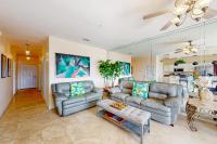 ein Wohnzimmer mit zwei Sofas und einem Tisch in der Unterkunft Barataria 204 in Destin