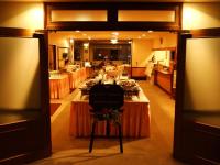 um restaurante com mesas compridas em uma sala em Shiga Kogen Olympic Hotel em Yamanouchi