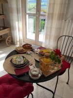 Jedlo v ubytovaní bed & breakfast alebo blízkom okolí
