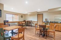 Khu vực ghế ngồi tại Aspen Hotel Rogers Formerly Americ inn