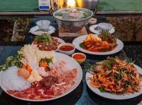 een tafel vol borden eten op een tafel bij แคมป์ต๊ะต่อนยอน แม่กำปอง เชียงใหม่ CAMP Ta-Torn-Yorn Maekampong Chiang Mai in Mae On
