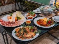 een tafel met veel borden eten erop bij แคมป์ต๊ะต่อนยอน แม่กำปอง เชียงใหม่ CAMP Ta-Torn-Yorn Maekampong Chiang Mai in Mae On