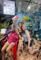 un grupo de personas sentadas en una silla en una tienda en Rehab Hostel, en Islas Phi Phi