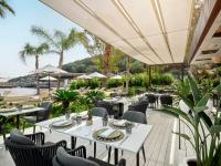 een eethoek in de openlucht met tafels en stoelen bij Caja by Maxx Royal in Bodrum City