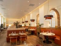 Un restaurante u otro lugar para comer en DoubleTree by Hilton Sittard