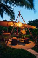 DikoniにあるYcona Eco-Luxury Resort, Zanzibarの庭に椅子とテーブルが備わるテント