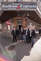 een groep mannen die voor een gebouw staan bij Vienna Central Apartment 4 in Wenen