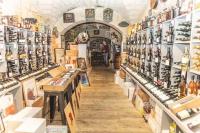 un magasin rempli de nombreux articles exposés dans l'établissement Bordeaux Village Blaye, à Blaye