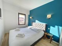 Ein Bett oder Betten in einem Zimmer der Unterkunft Stunning 1 BR 3 pers R&eacute;sidence Cannes Suquet Vieux Port Croisette 1 mn by Olam Properties