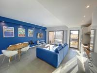 ein blaues Wohnzimmer mit einem blauen Sofa und einem Tisch in der Unterkunft Stunning 1 BR 3 pers Résidence Cannes Suquet Vieux Port Croisette 1 mn by Olam Properties in Cannes
