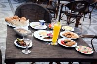 een tafel met borden met eten en drinken erop bij Nun Pyramids INN in Caïro