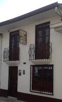 un edificio blanco con 2 puertas y 2 balcones en Hostal la Lomita, en Popayán