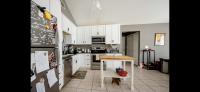 Family Friendly Home in walking district, 5 minutes from beachにあるキッチンまたは簡易キッチン