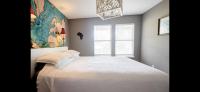 Family Friendly Home in walking district, 5 minutes from beachにあるベッド