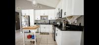 Family Friendly Home in walking district, 5 minutes from beachにあるキッチンまたは簡易キッチン