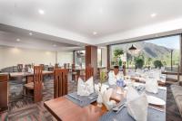 een restaurant met tafels en stoelen en een groot raam bij The Countryside Resorts in Srinagar