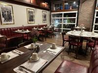 un restaurante comedor con mesas y sillas en Montauk Manor, en Montauk