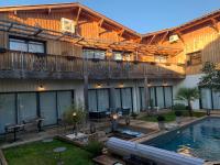 La Cabane D'Ambroiseの敷地内または近くにあるプール