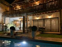 La Cabane D'Ambroiseの敷地内または近くにあるプール