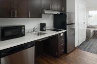 una cocina con fregadero y microondas en TownePlace Suites by Marriott Olympia, en Olympia