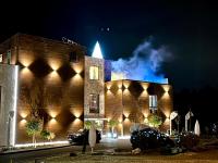 un edificio con luces de noche. en Happy Place, en Poiana Brasov