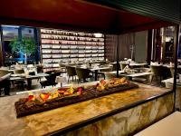 un restaurante con una bandeja de comida en un mostrador en Dream Studio Silver Mountain, en Poiana Brasov