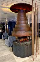 Una fogata en un vestíbulo con chimenea. en Dream Studio Silver Mountain, en Poiana Brasov