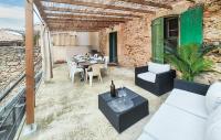 Posedenie v ubytovaní Maison de caractère chaleureuse avec grand jardin