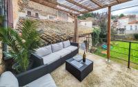 Posedenie v ubytovaní Maison de caractère chaleureuse avec grand jardin