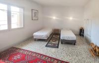 Posteľ alebo postele v izbe v ubytovaní Maison de caractère chaleureuse avec grand jardin