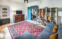 Televízia a/alebo spoločenská miestnosť v ubytovaní Maison de caractère chaleureuse avec grand jardin
