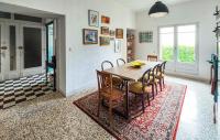 Posedenie v ubytovaní Maison de caractère chaleureuse avec grand jardin