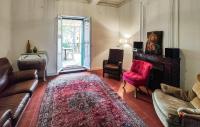 Posedenie v ubytovaní Maison de caractère chaleureuse avec grand jardin