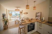 Kuchnia lub aneks kuchenny w obiekcie Logement vue mer splendide - situé à 50 mètres du bord de mer et 2 minutes des plages - Bandolina
