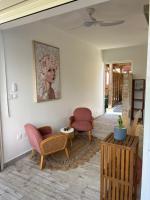 sala de estar con 2 sillas y mesa en Studio La Normantillaise, en Petit-Bourg