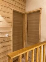 Zimmer mit Holzwänden und einer Treppe mit einer Tür in der Unterkunft Maison Boutxy Le Clos des Ours in Matemale