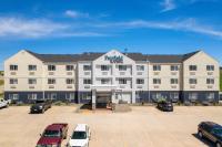 スピアフィッシュにあるFairfield Inn &amp; Suites by Marriott Spearfishの駐車場に車を停めた大きな白いホテル