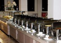 ein Buffet mit Tellern voller Essen in einem Restaurant in der Unterkunft Caldas Novas Lacqua Diroma II, III, IV in Caldas Novas