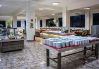 eine große Küche mit weißem Geschirr auf einem Tisch in der Unterkunft Caldas Novas Lacqua Diroma II, III, IV in Caldas Novas