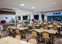 ein Esszimmer mit Tischen und Stühlen in einem Raum in der Unterkunft Caldas Novas Lacqua Diroma II, III, IV in Caldas Novas