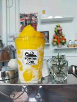 een pak sinaasappelsap dat op het aanrecht staat bij Mountain View Guest House in Phatthalung